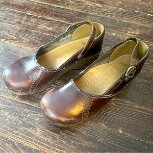 dansko warm brown mules w ankle strap
